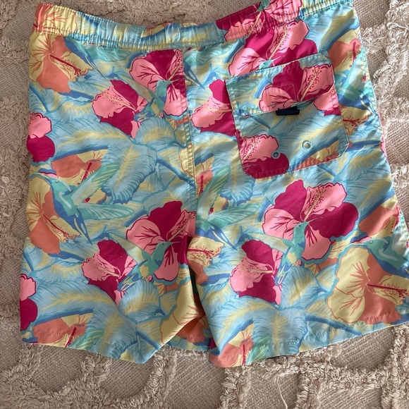 Vineyard Vines Mens M Chappy 7" Swim Trunks Pink Blue Floral Hawaiian Print - Picture 4 of 4